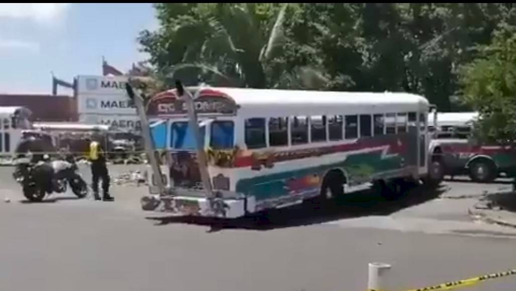 Muere atropellado por un bus en Colón