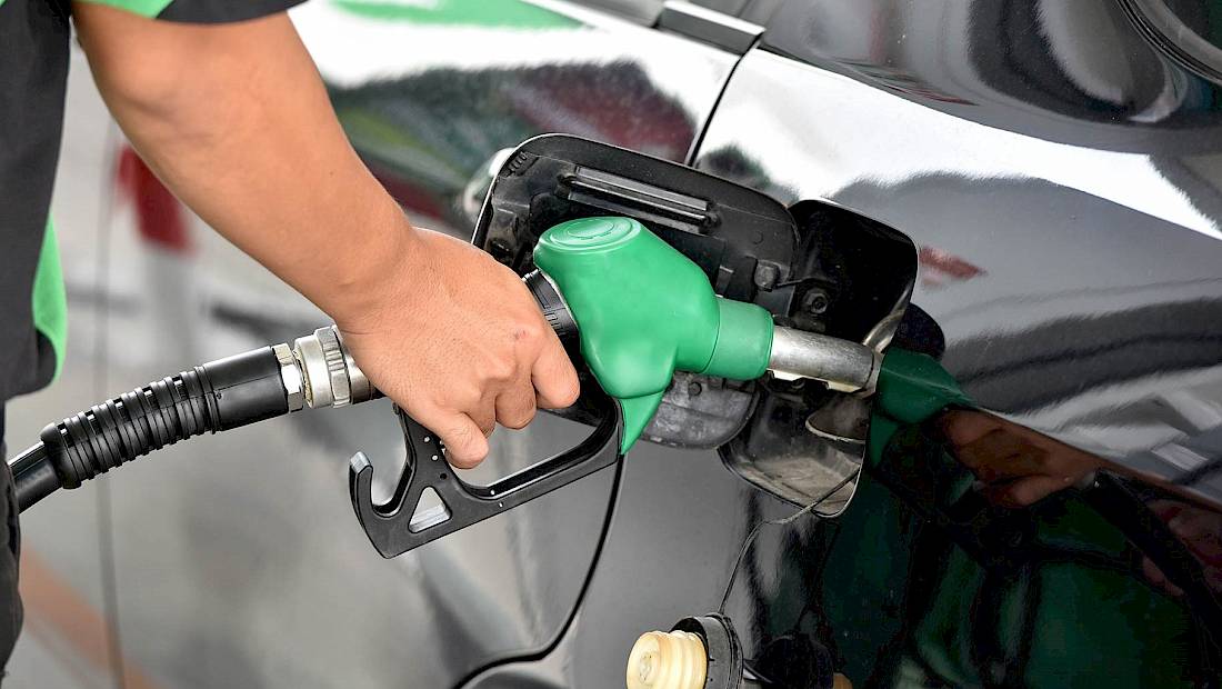 Otra baja en el precio del combustible