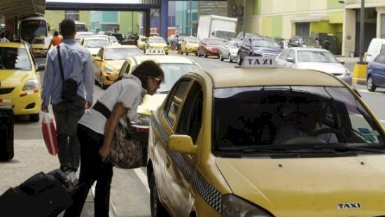 Condicionan circulación de taxis a número de placa ante pandemia de covid-19