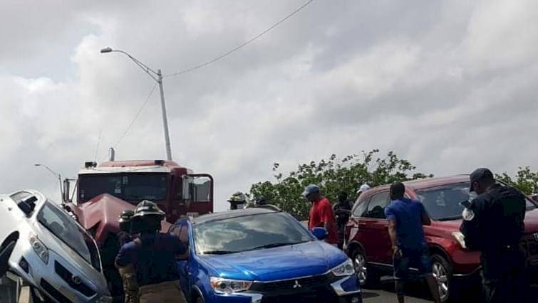 Accidente múltiple en Colón, no deja heridos