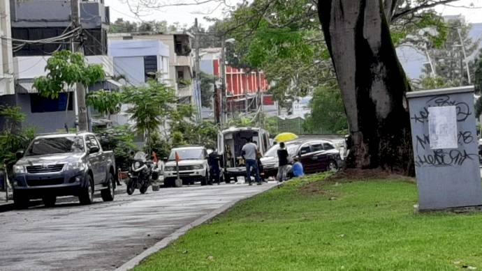 Muere al ser embestida por su auto