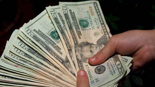 Detienen a un hombre por transportar una gran cantidad de dinero sin justificar en su auto
