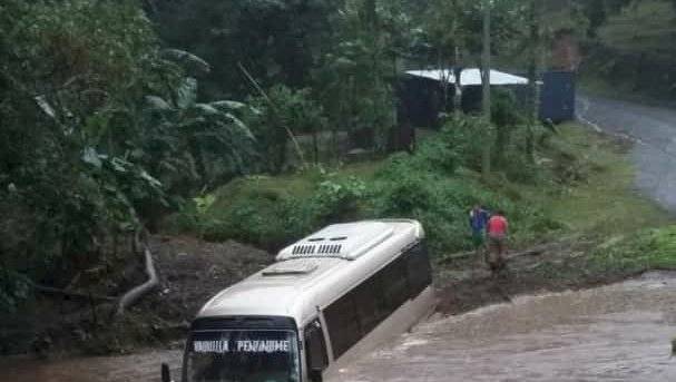 Bus es arrastrado por la corriente en Coclé, los ocupantes se salvan