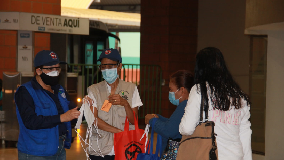 Minsa entrega mascarillas a las personas en terminal de transporte