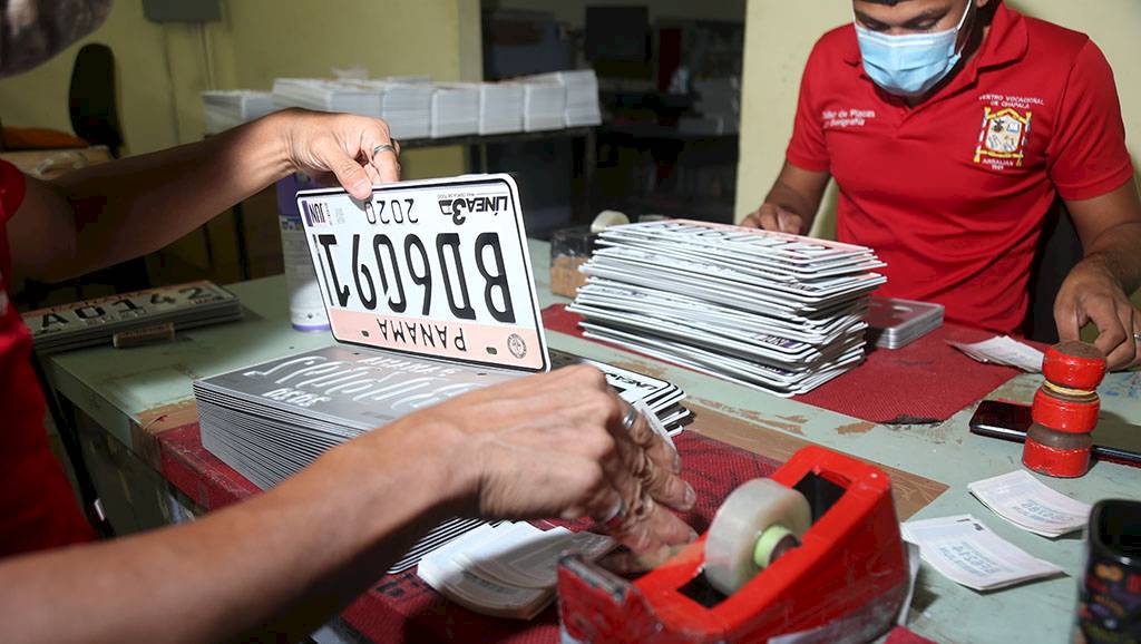 Alcaldía adapta retiro de placas al horario por números de cédula y sexo
