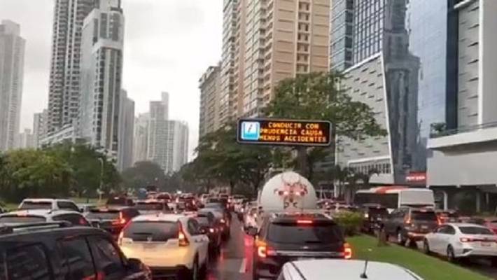 Realizan caravana en la ciudad capital pese a las medidas de restricción de movilidad, piden transparencia