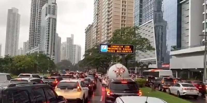 Realizan caravana en la ciudad capital pese a las medidas de restricción de movilidad, piden transparencia