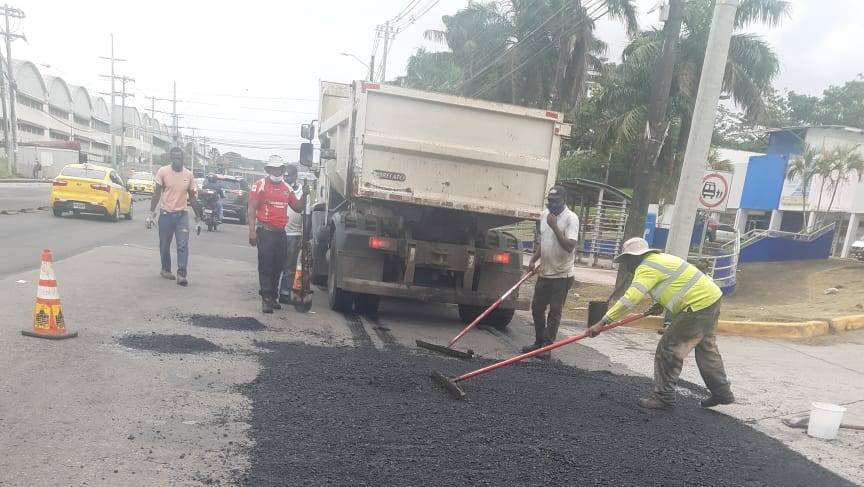 Inicia jornada de reparación y bacheo profundo en Vía Boyd Roosevelt en Colón