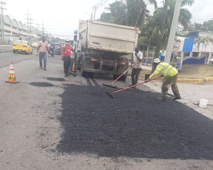 Inicia jornada de reparación y bacheo profundo en Vía Boyd Roosevelt en Colón