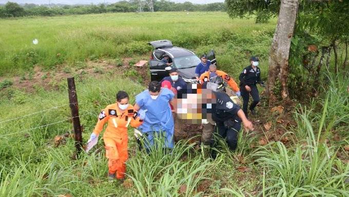 Un muerto y dos heridos por accidente vehicular en Las Garzas