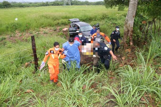Un muerto y dos heridos por accidente vehicular en Las Garzas