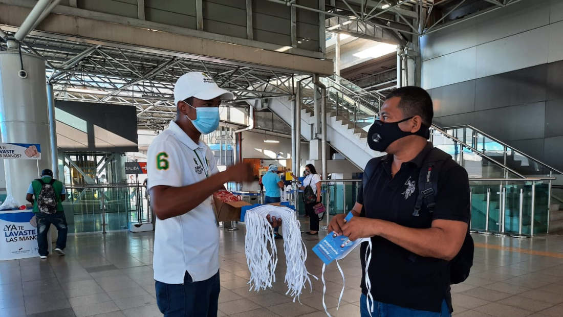 Minsa en San Miguelito entrega gel y mascarillas en estación del Metro