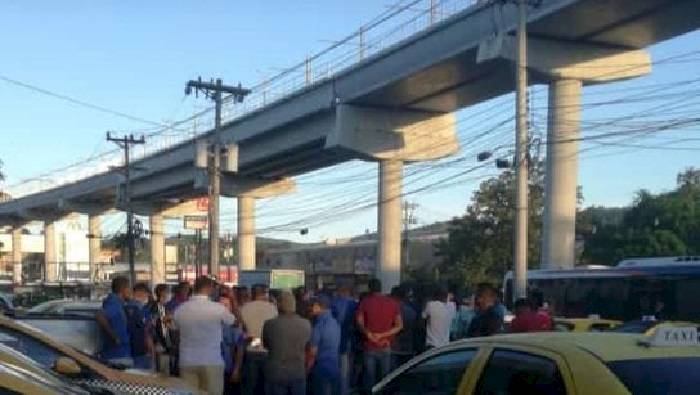 Taxistas protestan contra el levantamiento de medida de circulación de pares y nones, alegan pérdidas económicas