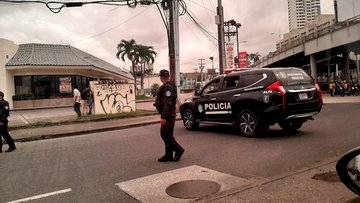 Conductor se vuelca tras evadir varios retenes