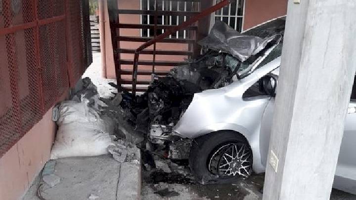Conductora se sale de la vía e impacta con una casa en Chame