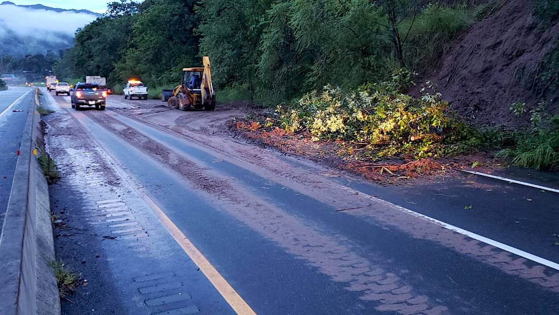 Lluvias provocan deslizamiento en la Carretera Panamericana a la altura del puente sobre el río Viguí