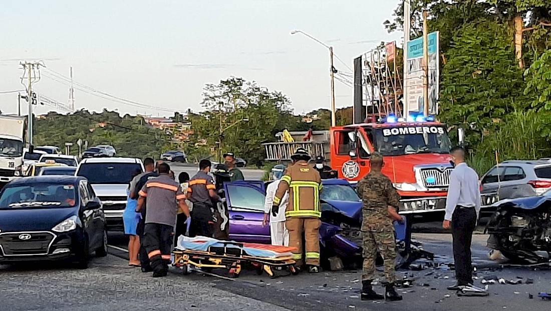 Seis heridos por fuerte colisión vehicular en La Chorrera