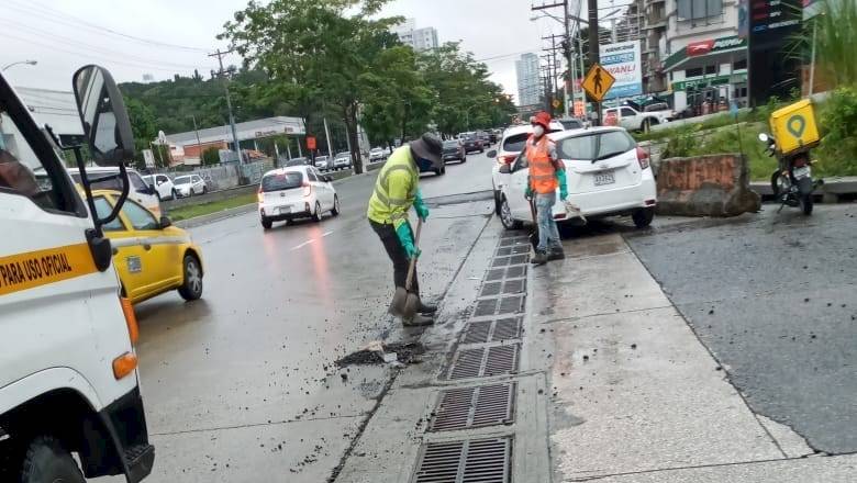 MOP atiende varios puntos de la ciudad afectados por las lluvias