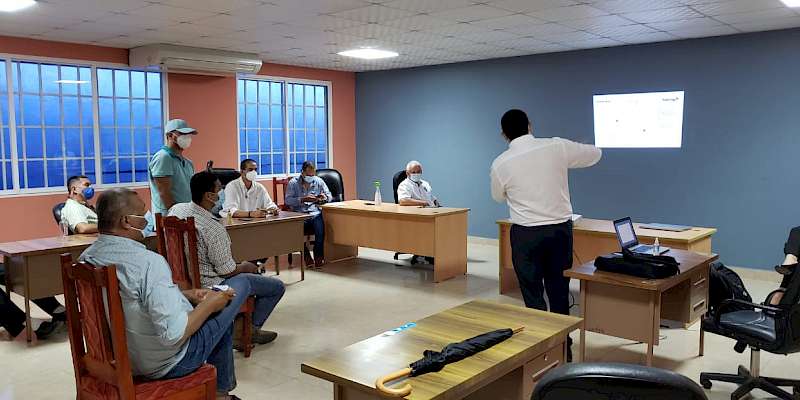 Directivos de Naturgy se reúnen con residentes de Macaracas, en la provincia de Los Santos