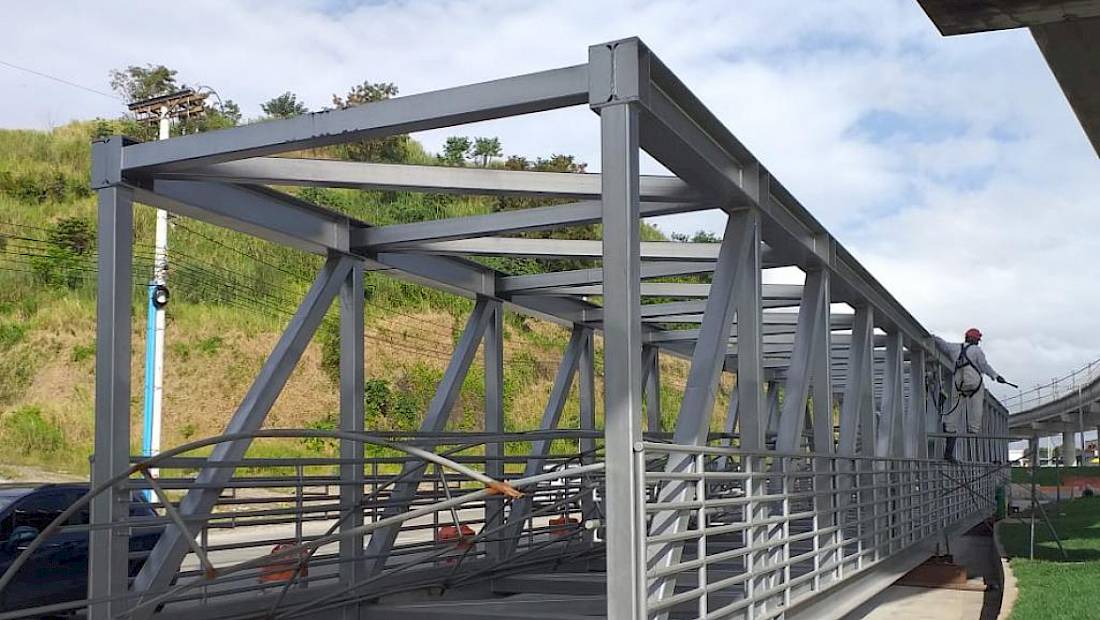 Izaje de cercha del puente peatonal ubicado en el Instituto Rubiano
