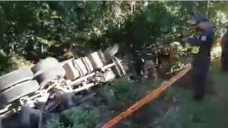 Conductor de un camión fallece en Howard