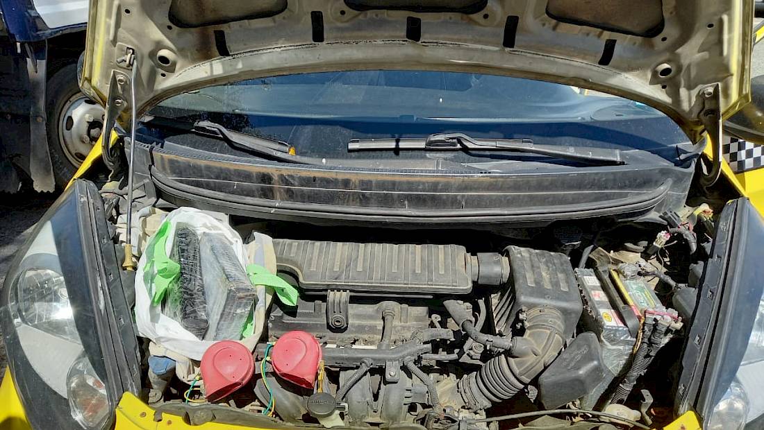 Ocultaba sustancias ilícitas en el motor del auto