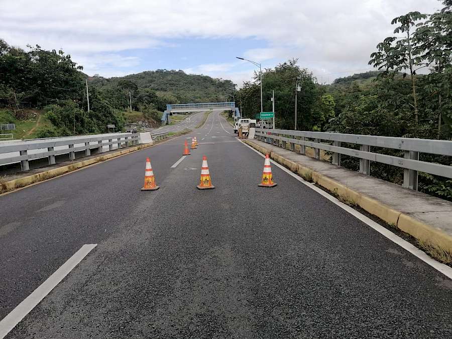 Trabajos en la vía Panamericana sobre el río Viguí