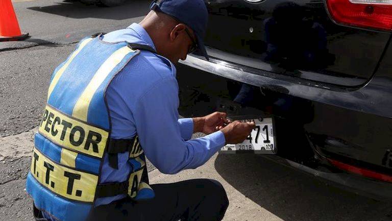 Se suspende de manera provisional la aplicación de la sanción por placas vencidas