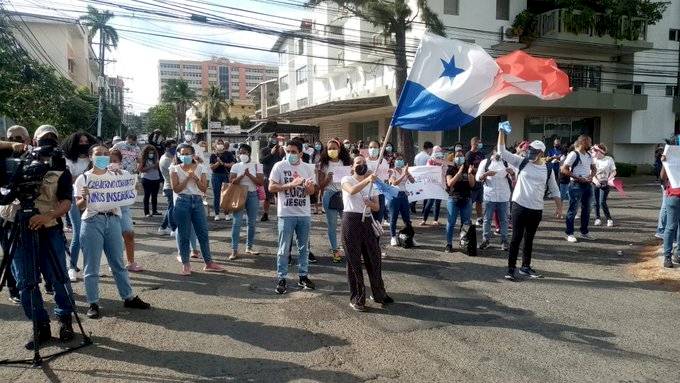 Protestan en la sede del Senniaf en contra del maltrato infantil