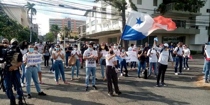 Protestan en la sede del Senniaf en contra del maltrato infantil