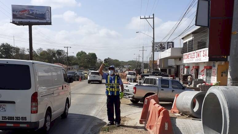 Se suspende provisionalmente la sanción por placa vencida, desacato y se extiende vigencia de licencias de conducir