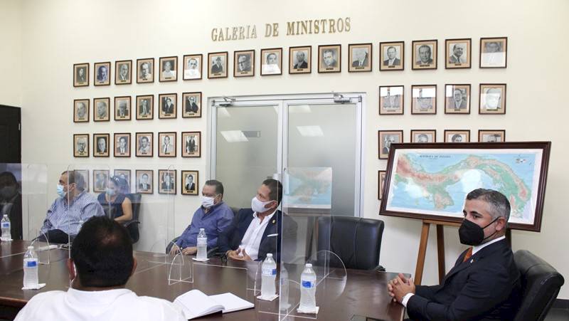 Ministro Sabonge se reúne con representantes del circuito 8-7