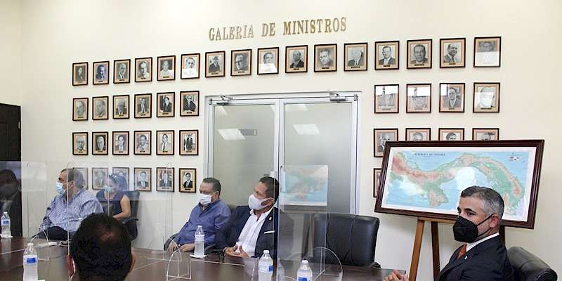 Ministro Sabonge se reúne con representantes del circuito 8-7