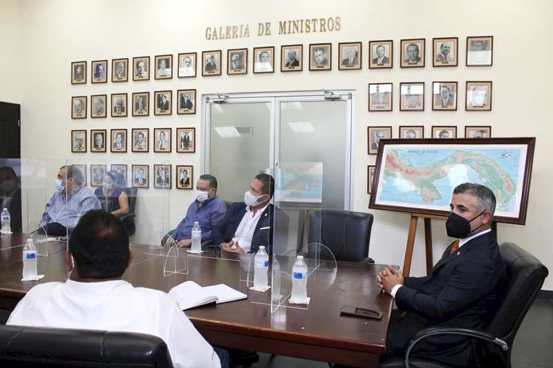 Ministro Sabonge se reúne con representantes del circuito 8-7