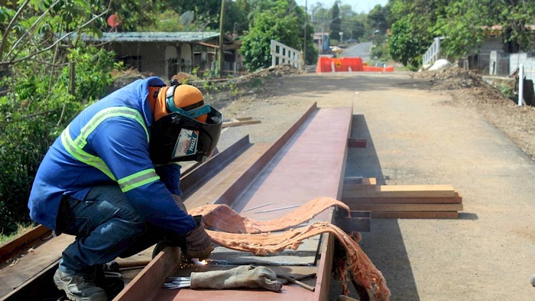Equipo del MOP de Panamá Oeste continúa construcción del puente vehicular sobre el río Martín Sánchez