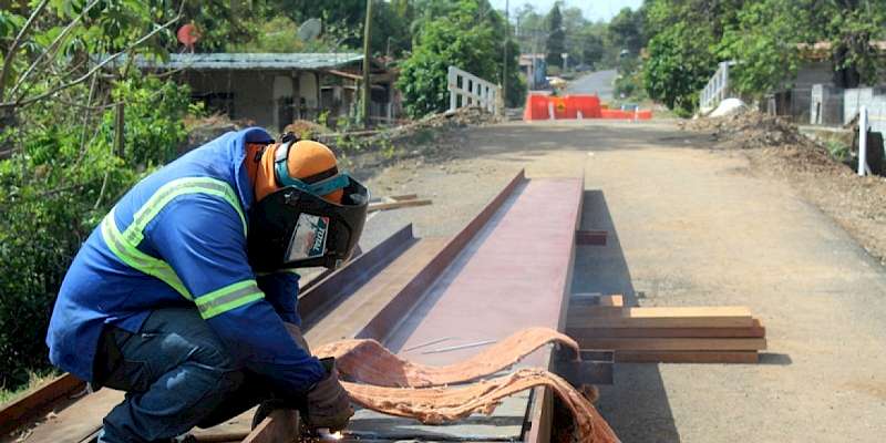 Equipo del MOP de Panamá Oeste continúa construcción del puente vehicular sobre el río Martín Sánchez