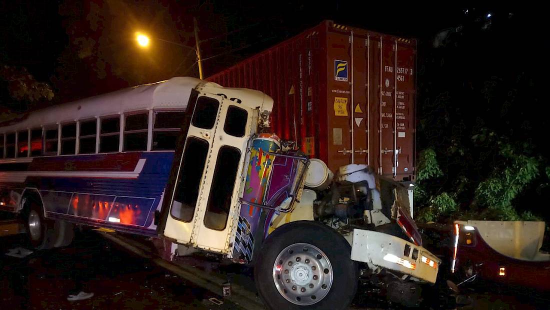 Varios en fuerte accidente vehicular en San Juan, Colón