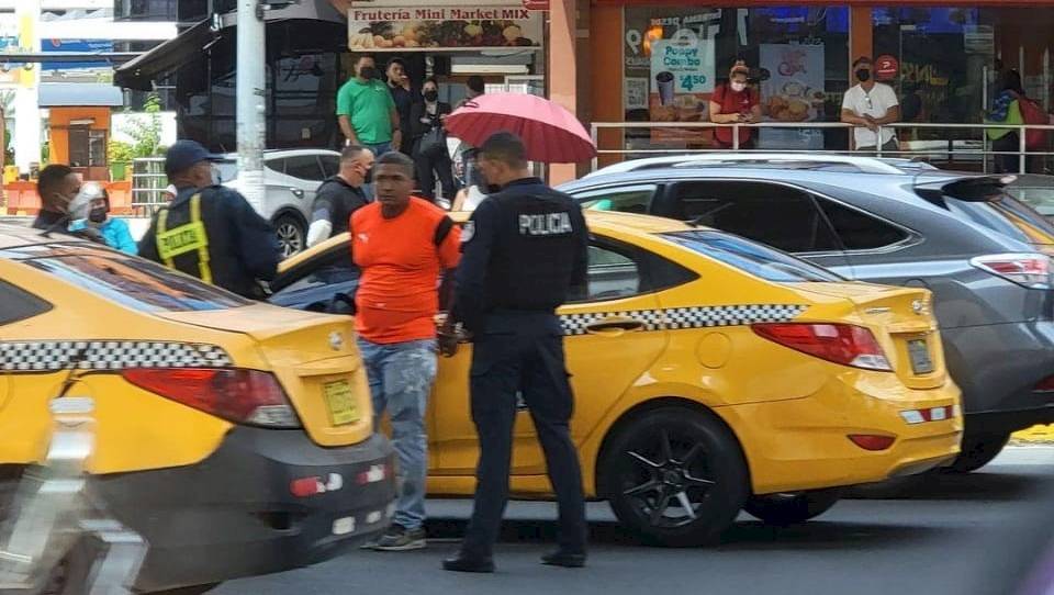Detienen a un taxista por agredir a una unidad policial