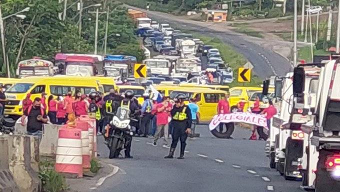 Dueños de busitos colegiales salen a protestar