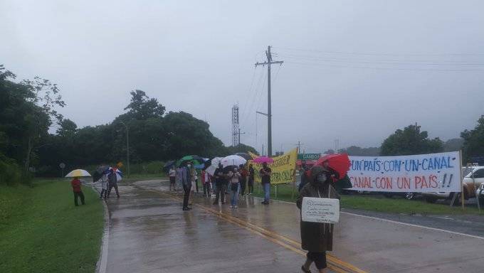 Residentes de Gamboa protestan por el mal estado de las calles, ACP convoca a reunión por la situación