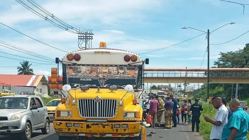 Motorizado fallece tras impactar con un bus en Colón