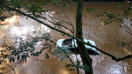 Un conductor pierde la vida en Los Santos al ser arrastrado por la corriente de un río