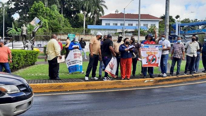 Grupos de taxistas a las calles, piden par y non
