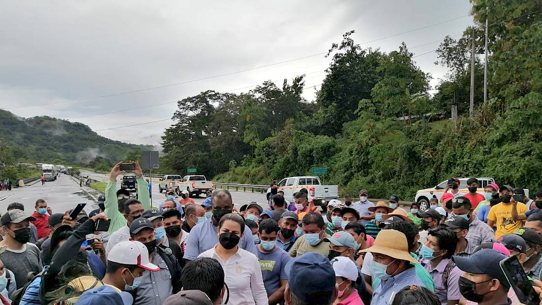 Viceministra del MOP logra acuerdos con moradores de Llano Ñopo