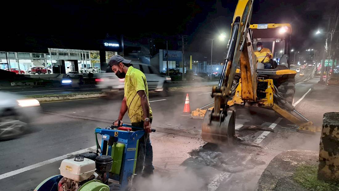 Mantenimiento vial del MOP se extiende a más puntos críticos de la capital y su periferia