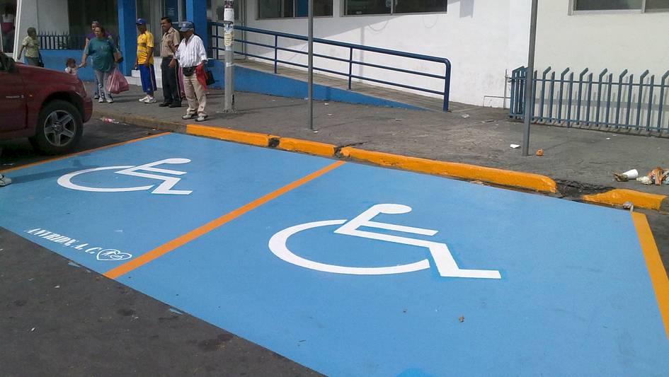Sanción de hasta $300.00 para conductores que usen ilegalmente estacionamientos para discapacitados