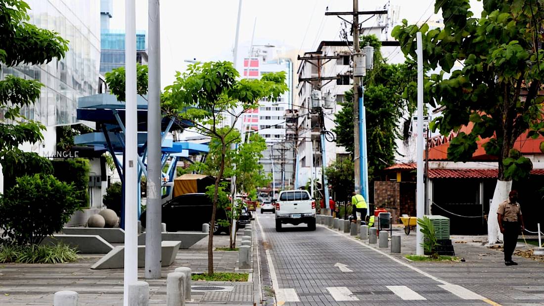 Alcaldía recibe trabajos de revitalización de Calle Uruguay