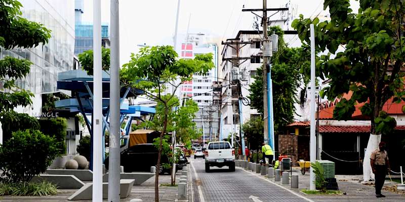 Alcaldía recibe trabajos de revitalización de Calle Uruguay
