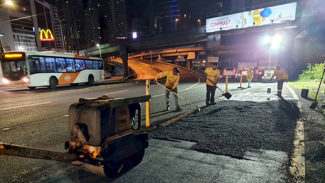 Operativo de mantenimiento vial nocturno en las principales vías y avenidas de la ciudad capital