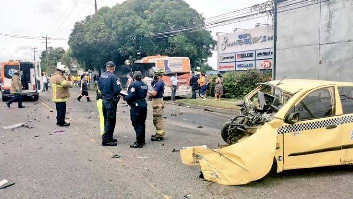 Un muerto y decenas de heridas tras fuerte accidente en Juan Díaz